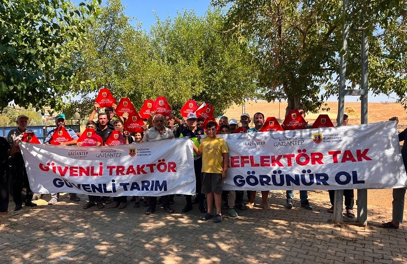 GAZİANTEP’TE JANDARMADAN TRAKTÖR SÜRÜCÜLERİNE TRAFİK GÜVENLİĞİ BİLGİLENDİRMESİ