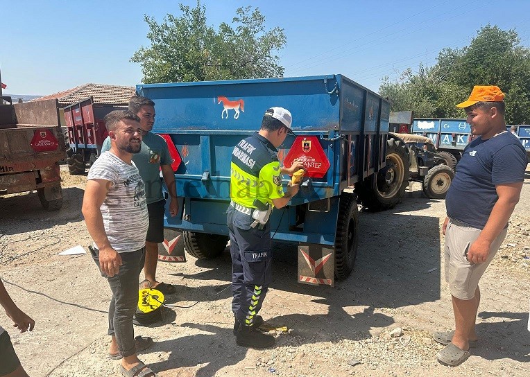 GAZİANTEP’TE JANDARMADAN TRAKTÖR SÜRÜCÜLERİNE TRAFİK GÜVENLİĞİ BİLGİLENDİRMESİ