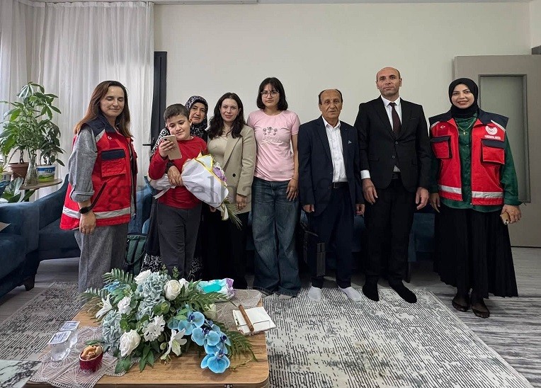 SONGÜL OĞUZTÜRK’TEN KORUYUCU AİLEYE ANLAMLI ZİYARET
