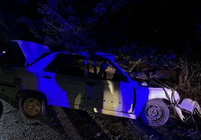 GAZİANTEP’TE MEVSİMLİK TARIM İŞÇİLERİNİ TAŞIYAN ARAÇ İLE OTOMOBİL ÇARPIŞTI: 1 ÖLÜ, 7 YARALI